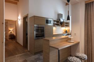 Kuchyňa alebo kuchynka v ubytovaní ArlBerglife Ferienresort