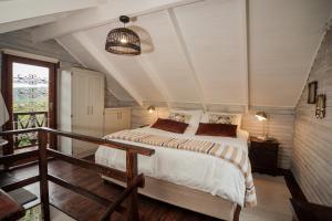 Un pat sau paturi într-o cameră la Viewpoint Cabin 7