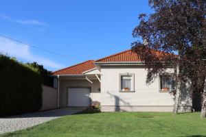 een wit huis met een garage bij Nyugi-Lak in Lipót
