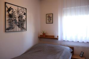 - une chambre avec un lit et une fenêtre dans l'établissement Nyugi-Lak, à Lipót