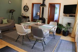 sala de estar con mesa y sillas en Nyugi-Lak en Lipót