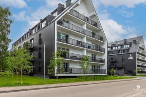 Apartment mit Balkon und Straße in der Unterkunft KOŁOBrzegu Apartamenty by Jantar Apartamenty Kołobrzeg in Kołobrzeg