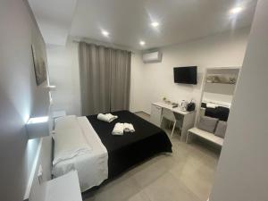 a hotel room with a bed and a desk at Aedes Tropea B&B in Santa Domenica
