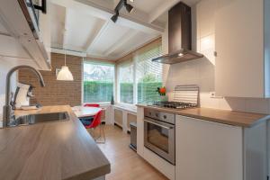 Kitchen o kitchenette sa Wildrijk 83 Sint Maartenszee