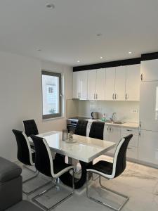 Kuchyňa alebo kuchynka v ubytovaní Luxury Two-Bedroom Apartment with Two Private Parking
