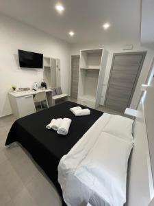 a bedroom with a bed with two towels on it at Aedes Tropea B&B in Santa Domenica