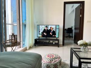 TV a/nebo společenská místnost v ubytování Bay Central Marina