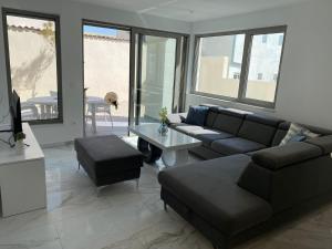 Posedenie v ubytovaní Luxury Two-Bedroom Apartment with Two Private Parking