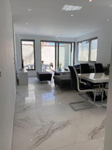 Posedenie v ubytovaní Luxury Two-Bedroom Apartment with Two Private Parking