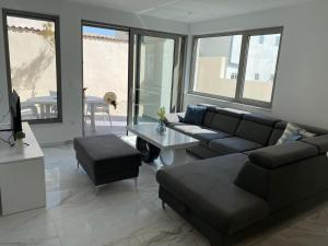 Posedenie v ubytovaní Luxury Two-Bedroom Apartment with Two Private Parking
