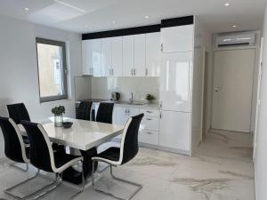 Kuchyňa alebo kuchynka v ubytovaní Luxury Two-Bedroom Apartment with Two Private Parking