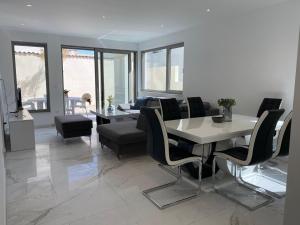 Posedenie v ubytovaní Luxury Two-Bedroom Apartment with Two Private Parking