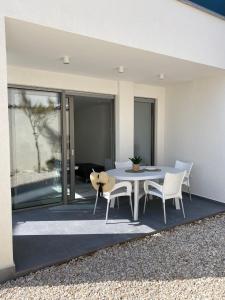 Patio alebo iná vonkajšia časť ubytovania Luxury Two-Bedroom Apartment with Two Private Parking