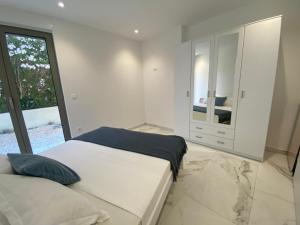 Posteľ alebo postele v izbe v ubytovaní Luxury Two-Bedroom Apartment with Two Private Parking