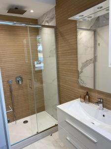 Kúpeľňa v ubytovaní Luxury Two-Bedroom Apartment with Two Private Parking + 20 fotografií