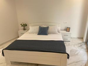 Posteľ alebo postele v izbe v ubytovaní Luxury Two-Bedroom Apartment with Two Private Parking
