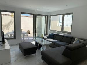 Posedenie v ubytovaní Luxury Two-Bedroom Apartment with Two Private Parking