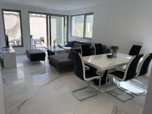 Posedenie v ubytovaní Luxury Two-Bedroom Apartment with Two Private Parking