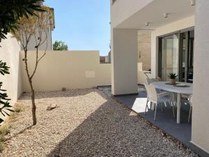 Patio alebo iná vonkajšia časť ubytovania Luxury Two-Bedroom Apartment with Two Private Parking