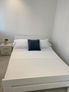 Posteľ alebo postele v izbe v ubytovaní Luxury Two-Bedroom Apartment with Two Private Parking