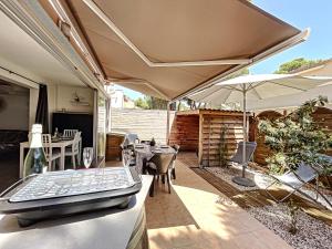 Patio alebo iná vonkajšia časť ubytovania Appartement rénové tout confort avec piscine