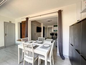 Televízia a/alebo spoločenská miestnosť v ubytovaní Appartement rénové tout confort avec piscine