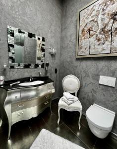 a bathroom with a sink and a toilet and a mirror at Schottennester Schlafen an der Krämerbrücke in Erfurt