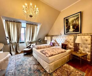 a bedroom with a bed and a chandelier at Schottennester Schlafen an der Krämerbrücke in Erfurt