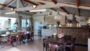 una cocina con mesas y sillas de madera en una habitación en lodge 61 hotel aan het water en Medemblik