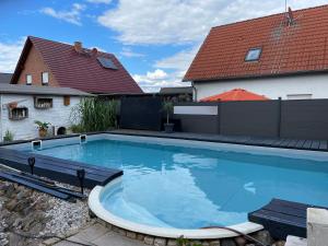 a swimming pool in the backyard of a house at Ferienwohnung Käthchen in Stendal