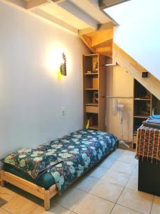 a bedroom with a bed in a room at Charmante maisonnette au coeur de ville avec balcon - 70 m2 in Sète