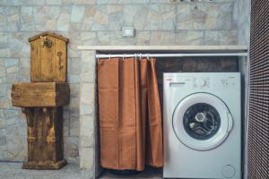 a washing machine and a wooden stump in a room at La casa di Tina in Canicattini Bagni