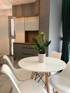 A cozinha ou kitchenette de AURA TOWER Apartments by Gaby