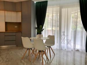 A cozinha ou kitchenette de AURA TOWER Apartments by Gaby