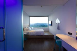 1 dormitorio con cama y ventana grande en SOJO Hotel Lang Son en Lạng Sơn