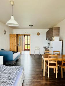 um quarto com uma cama, uma mesa e uma cozinha em Apartmán Plachetnice em Frymburk