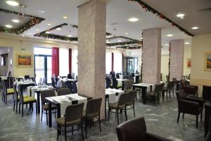 une salle à manger avec des tables et des chaises dans l'établissement Hotel Javor, à Kušići