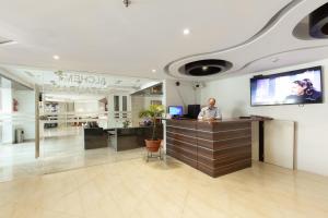 TV at/o entertainment center sa Mahabir Palace