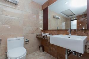 Bathroom sa Mahabir Palace