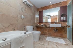 Bathroom sa Mahabir Palace