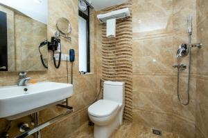 Bathroom sa Mahabir Palace