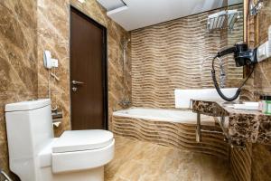 Bathroom sa Mahabir Palace