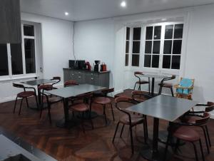 - une salle à manger avec des tables, des chaises et des fenêtres dans l'établissement Best Price #B "LE SCHISTE" 7x room, à Lods