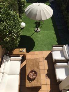 an overhead view of a patio with an umbrella at La Casita Verde 