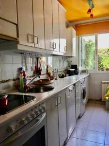 a kitchen with a sink and a washing machine at La Casita Verde 