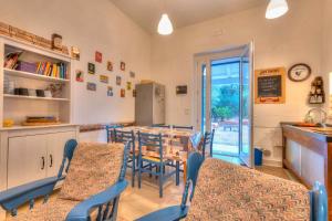 una cucina e una sala da pranzo con tavolo e sedie di Casa Vacanza Don Giulio 37 a Francavilla Fontana