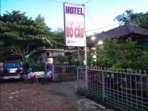 un panneau indiquant un hôtel ou une clinique devant une maison dans l'établissement HOTEL Bồ Câu, à Cần Thơ