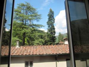 uma vista da janela da casa em tuscanrooms apartment em Lucca