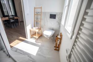 biała łazienka z toaletą i lustrem w obiekcie Montgolfiere Apartment by Connexion w Cannes