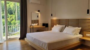 Postel nebo postele na pokoji v ubytování Theoxenia Hotel